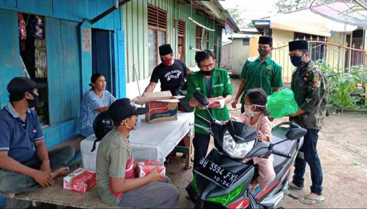 GP Ansor Merangin dan pengurus provinsi saat berbagi masker dan makanan ke warga