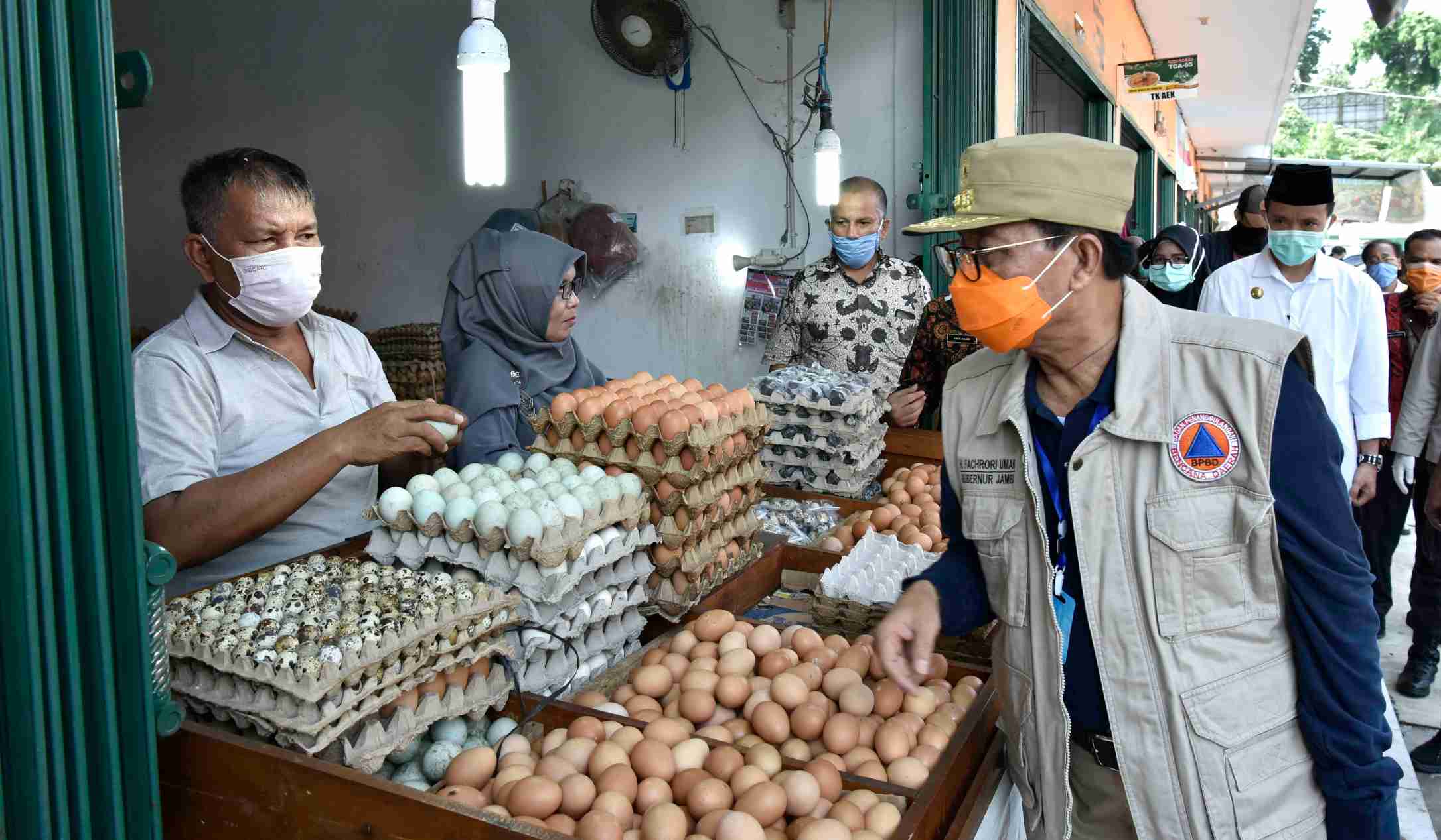 Gubernur Jambi saat meninjau stok pangan di Pasar Angso Duo Baru