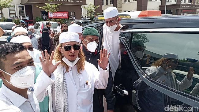 Habib Bahar saat hadiri pemeriksaan di Polda Jawa Barat