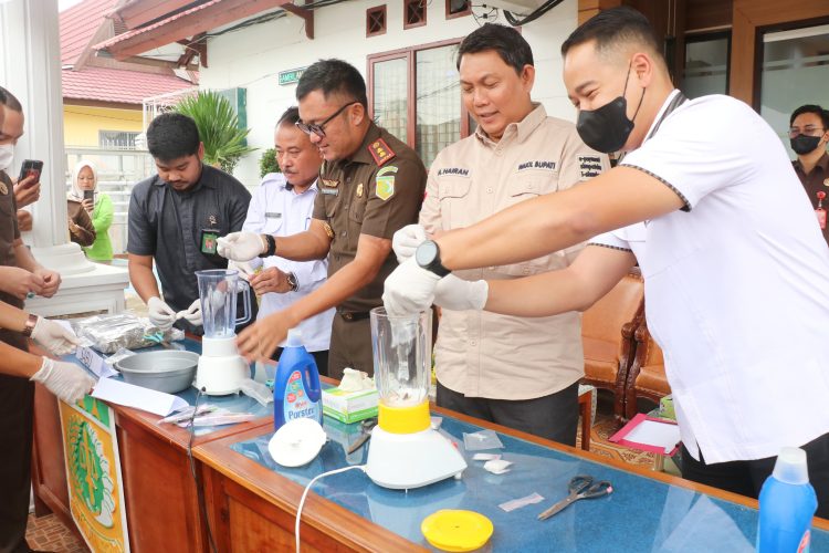 Hairan hadiri pemusnahan barang bukti [erkara tindak pidana umum di Kejari Kuala Tungkal, Rabu (7/2)