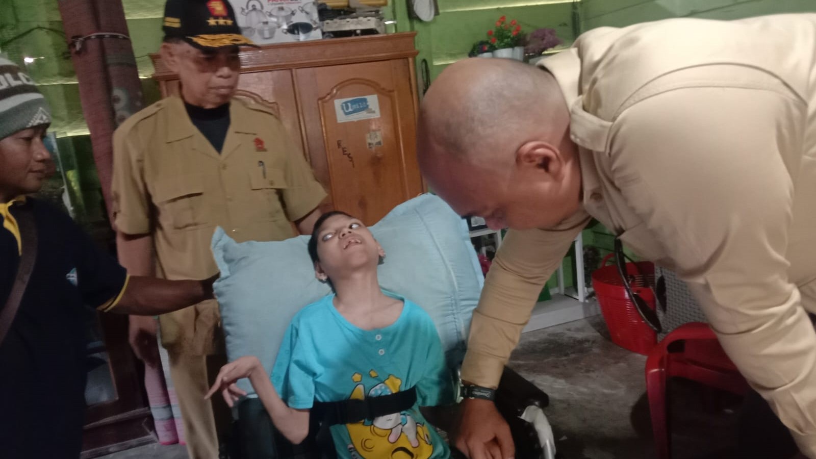 Harrifar Syafar saat menyerahkan bantuan kursi roda ke keluarga Resi, Sabtu (26/8)