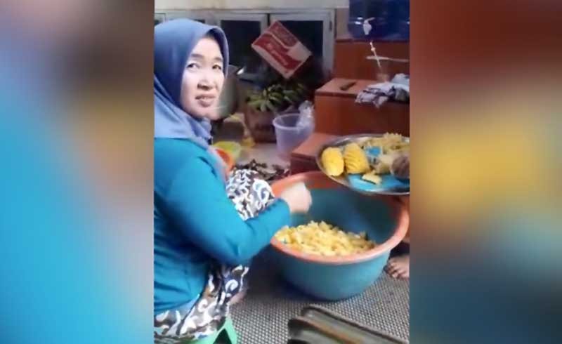 Hesti Haris saat turun ke dapur
