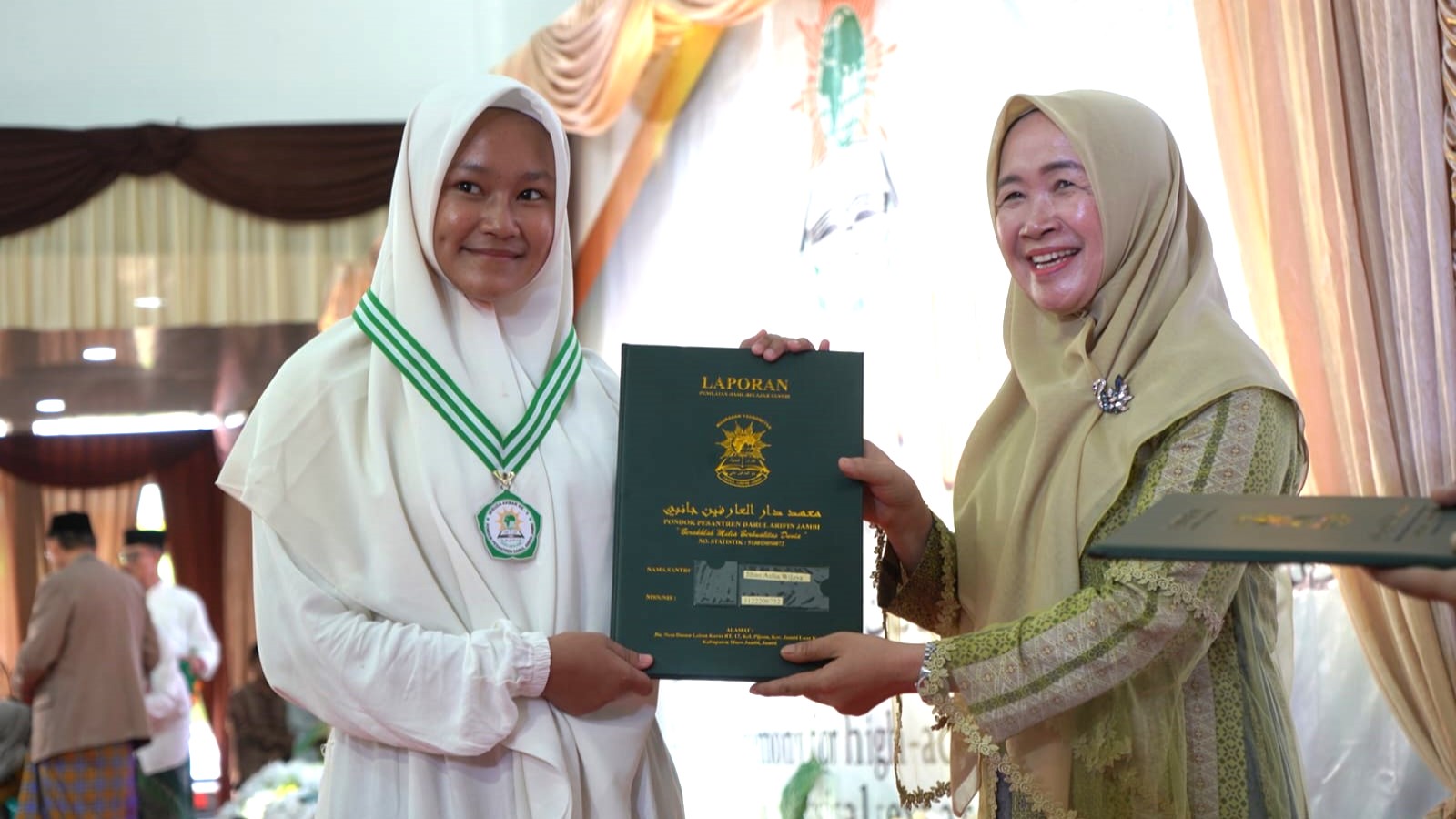 Hesti Haris hadiri wisuda akbar Ponpes Nurul Arifin