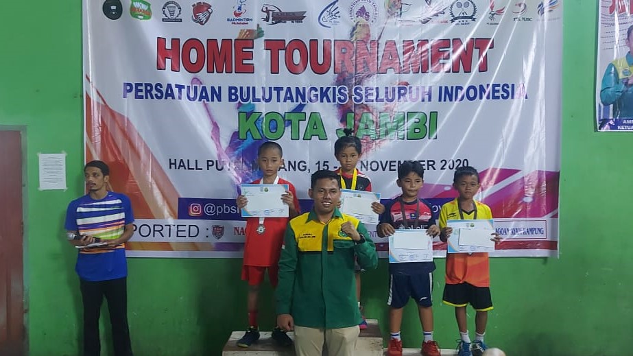 Amri saat menyerahkan hadiah di Home Turnament PBSI Kota Jambi