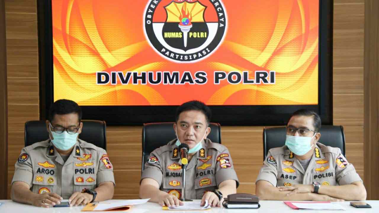 Kadiv Humas Polri Irjen Pol Mohammad Iqbal (tengah)