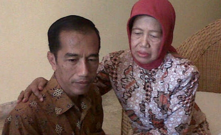 Presiden RI, Jokowi saat bersama Ibundanya