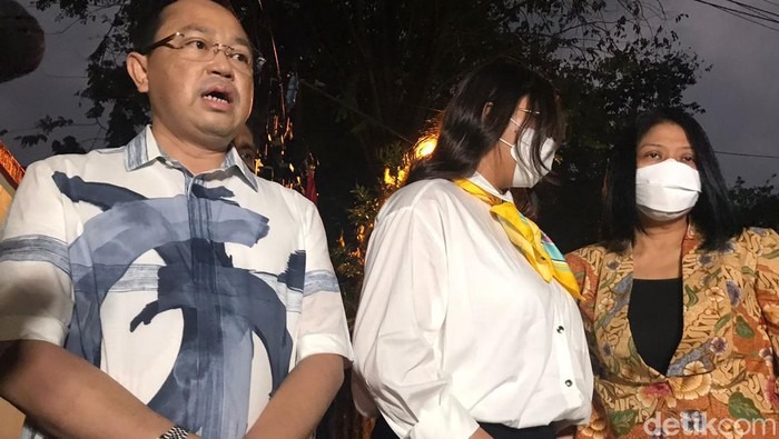 Istri Ferdy Sambo didampingi anak dan pengacara