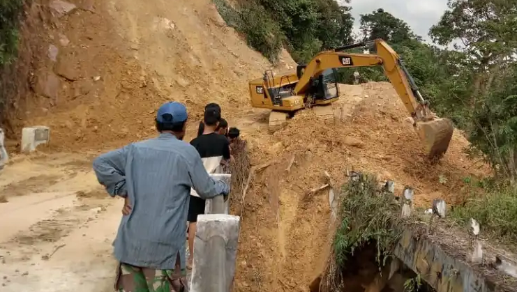 Alat berat membersihkan material longsor di Jalan Jangkat-Bangko, Sabtu (13/1)