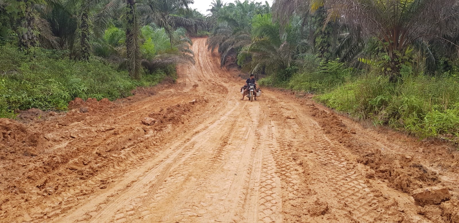Warga saat melalui jalan program TMMD ke 115