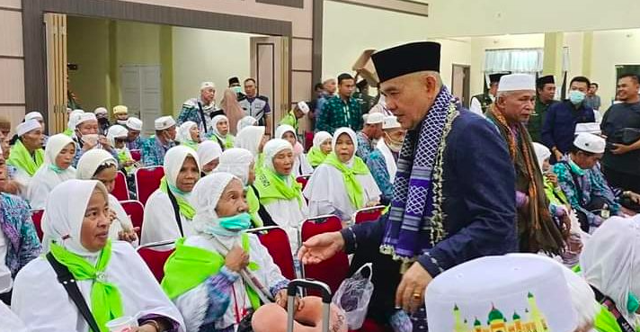Adirozal sambut kepulangan jamaah haji asal Kerinci di asrama haji