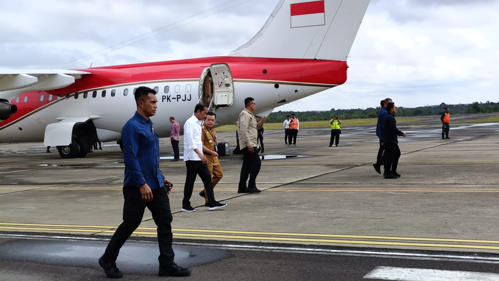 Al Haris sambut kedatangan Presiden Jokowi di Bandara Muara Bungo, Rabu (3/4)