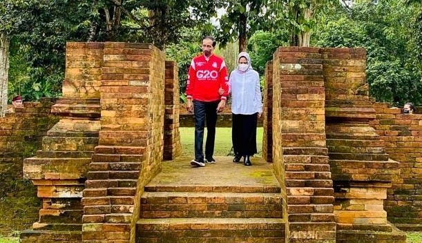 Presiden Jokowi dan Ibu Iriana Jokowi saat mengunjungi Candi Muaro Jambi