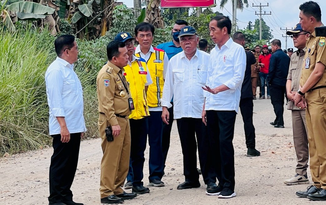 Presiden Jokowi tinjau ruas jalan Kota Jambi hingga Desa Sungai Gelam, Selasa (16/5)