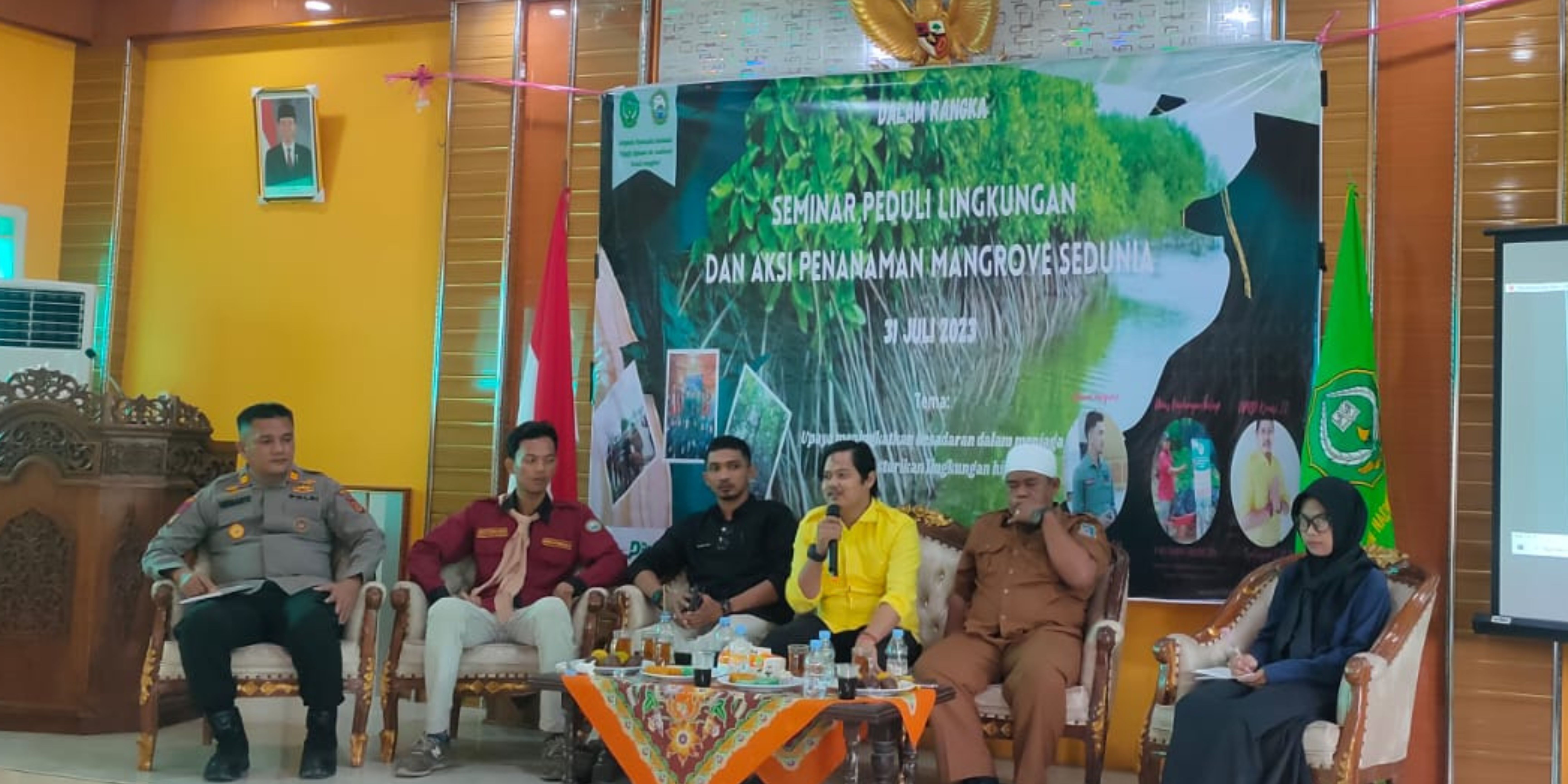 Ketua Komisi II DPRD Tanjabbar, Syufrayogi Syaiful (kemeja kuning) saat menyampaikan materi seminar.
