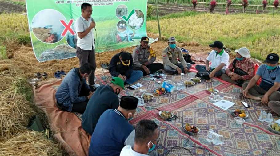 Juwanda di acara praktek pembuatan Pupuk Kompos, di Desa Tuo, Kecamatan Lembah Masurai