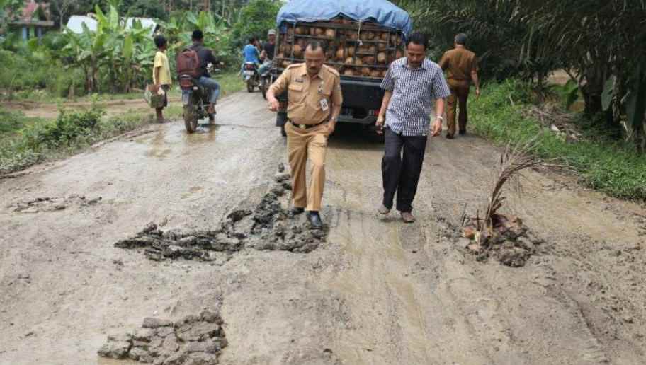 Kadis PUPR Jambi saat tinjau jalan Ma Tebo-Simpang Longpon