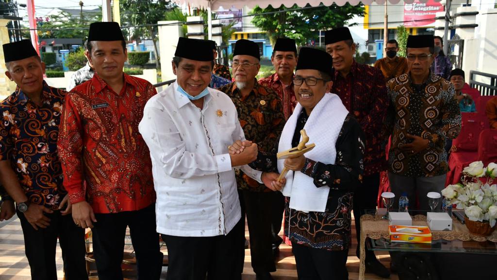 Kajati Jambi saat mendapat status warga kehormatan dari LAM Jambi