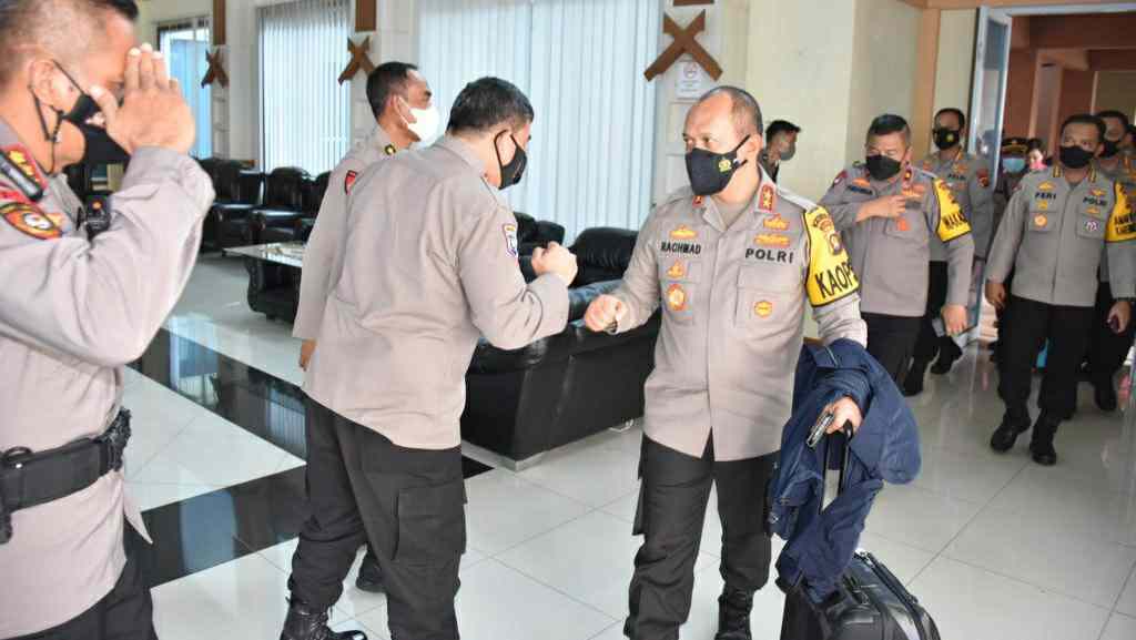 Kapolda Jambi, Rachmat Wibowo saat akab berangkat antar jenazah Almarhum Denis Yonas ke Papua