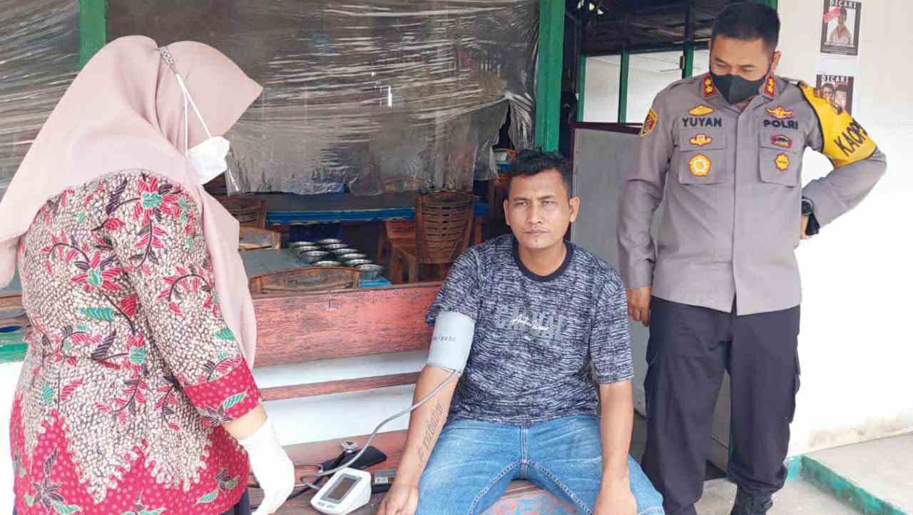 Kapolres Muaro Jambi saat cek kesehatan sopir batubara di Km 39 Tanjung Pauh