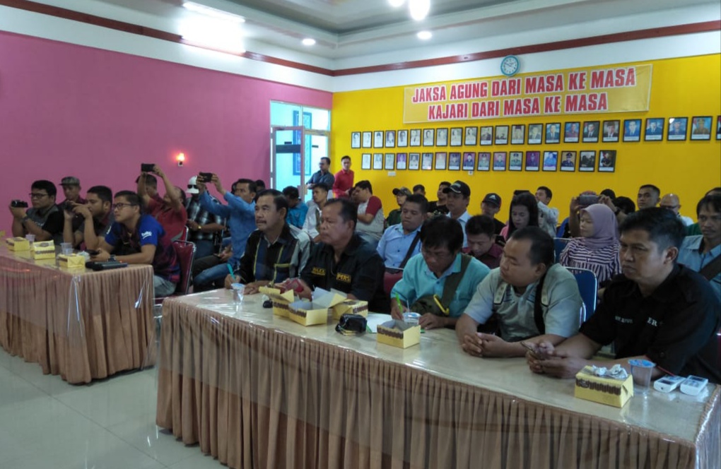 Kejari Merangin saat gelar jumpa pers bersama media