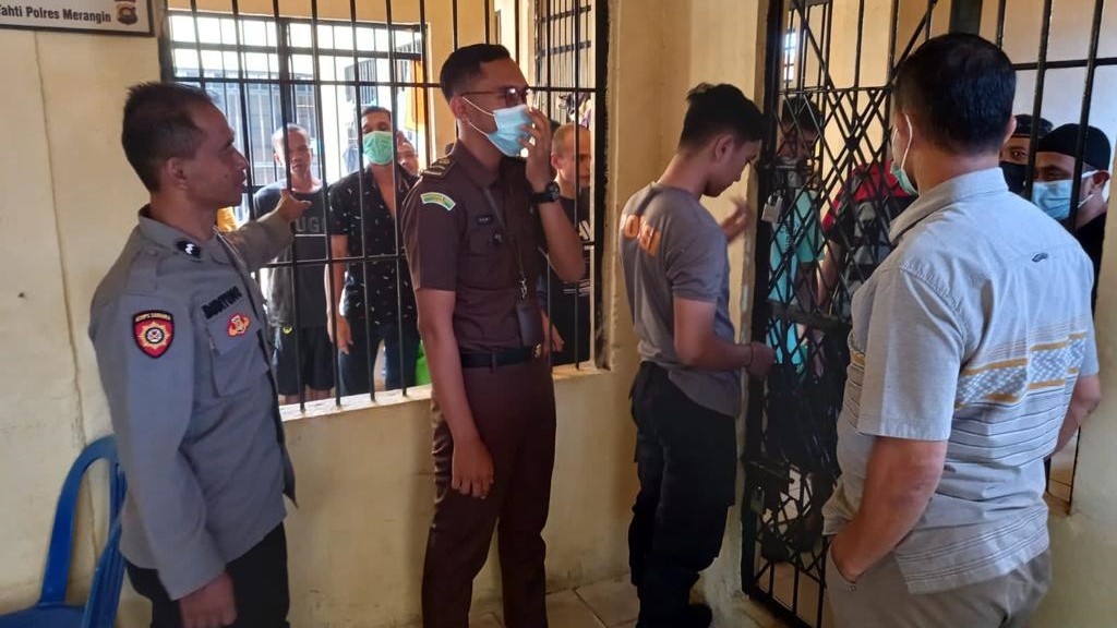 Kejari Merangin saat pindahkan 14 tahanan ke Lapas IIB Bangko