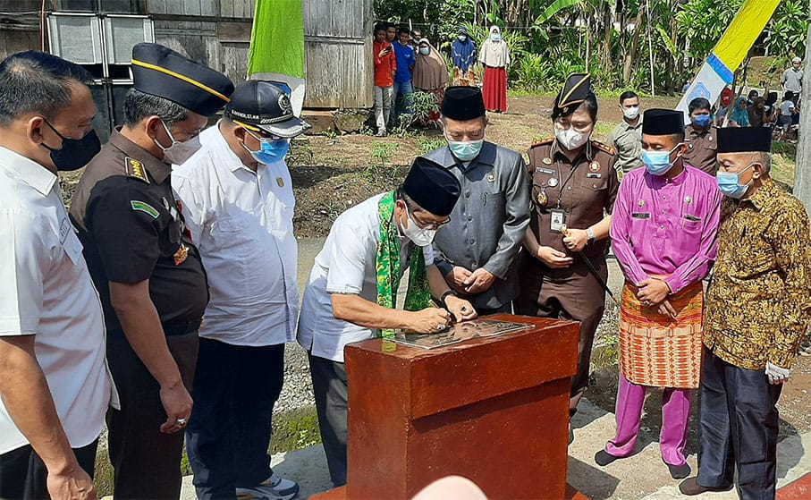 Kajati Jambi didampingi Bupati Mashuri saat peresmian Desa Sekancing menjadi Kampung Restorative Jus