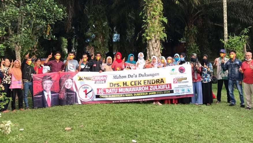 Keluarga besar Tim CE-Ratu saat silaturahmi bersama Tim 35 Desa Kumpeh Ulu