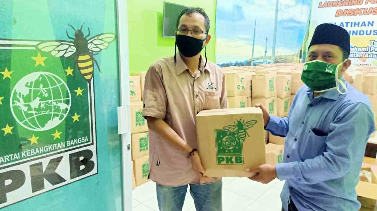 Sofyan Ali saat distribusikan sembako Gus Ami