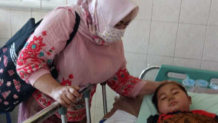 Ketua Fraksi PDI Perjuangan di DPRD Provinsi Jambi, Tri Kadarini saat menjenguk Aldino