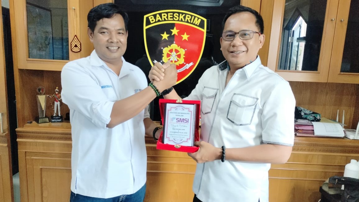 Ketua SMSI Provinsi Jambi serahkan cinderamata ke Dir Reskrimsus Polda Jambi 