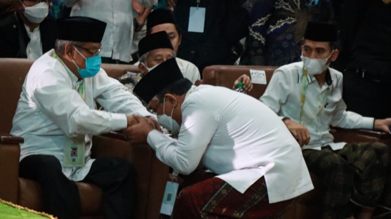 Ketum PBNU terpilih KH Yahya Cholil Staquf mencium tangan Ketum PBNU 2015-2021 KH Said Aqil Siroj