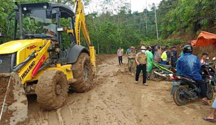 Al Haris saat memantau alat berat atasi longsor di Jangkat