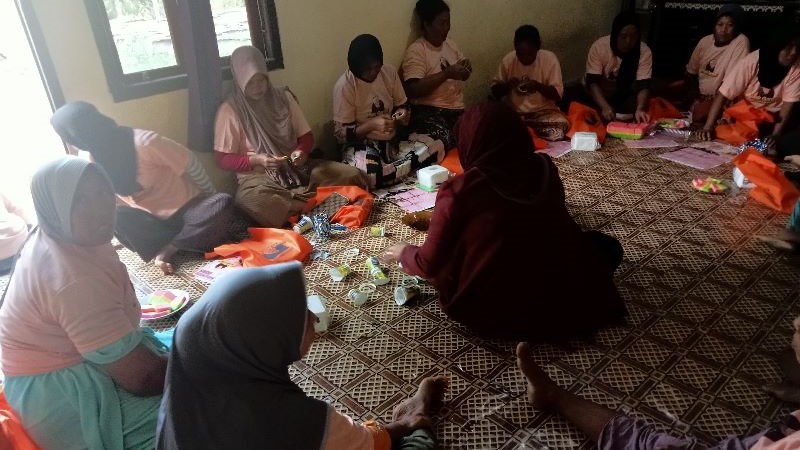 Mak Ganjar ajarkan ibu-ibu keterampilan membuat kotak tisu dari limbah plastik, Selasa (8/8)