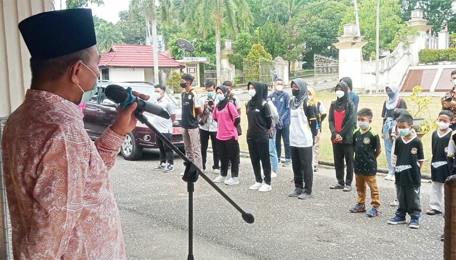 Bupati Mashuri saat lepas atlet taekwondo Merangin