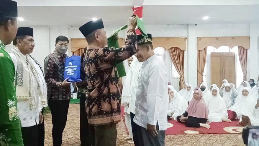 Bupati Mashuri saat melepas keberangkatan 197 jemaah haji Merangin tahun 2022