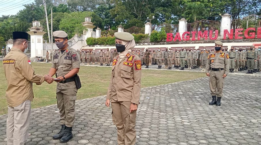 Bupati Mashuri saat serahkan SK perpanjangan kontrak kerja 2022