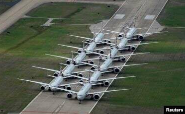 Pesawat penumpang American Airlines diparkir di landasan pacu di Bandara Internasional Tulsa