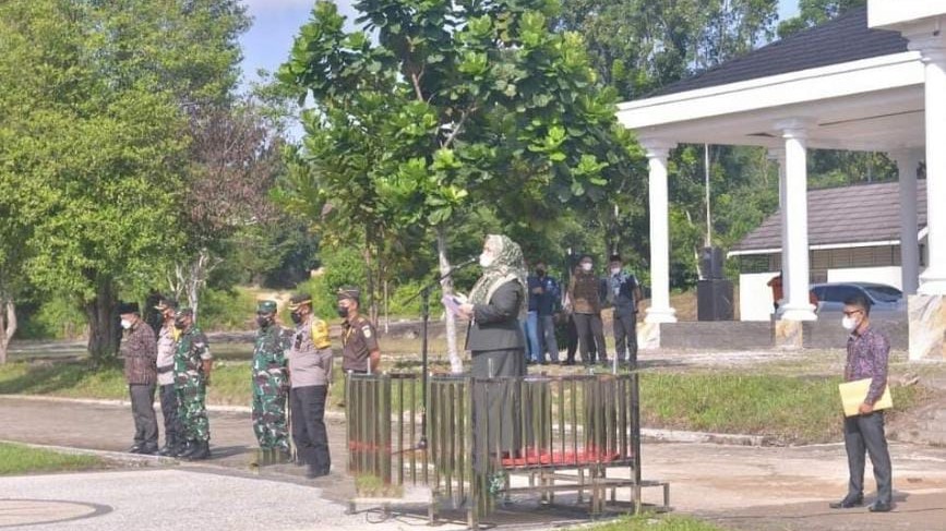 Masnah Busro memimpin Apel Pencanangan Gerakan Vaksinasi Serbu Desa