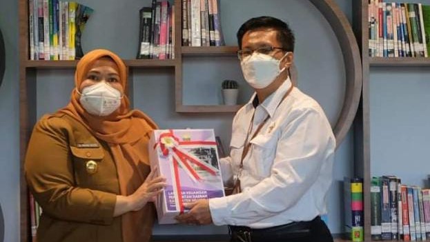 Bupati Masnah saat serahkan LKPD 2021 ke BPK RI