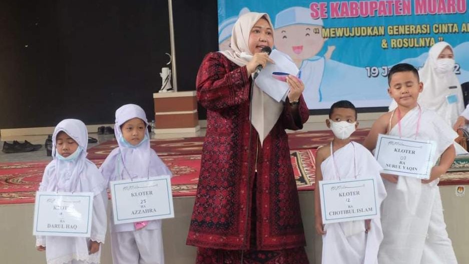 Bupati Masnah saat buka acara manasik haji anak-anak Raudhatul Athfal