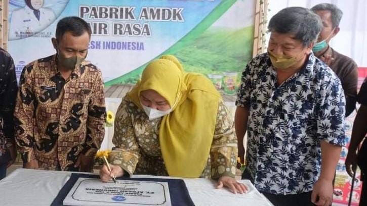 Bupati Masnah saat resmikan pabrik AMDK