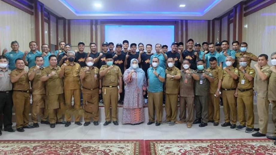 Masnah Busro melepas secara langsung Tim Sepak Bola Muaro Jambi