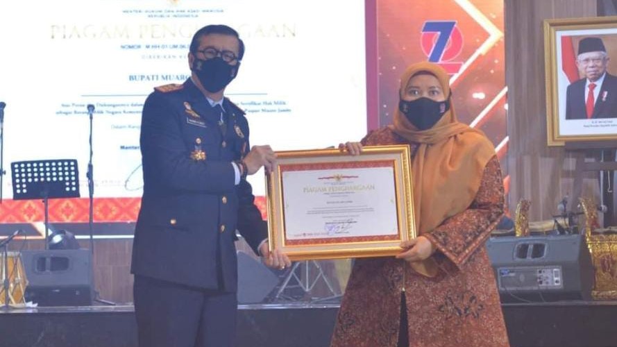 Bupati Masnah saat terima penghargaan mitra kerja kantor Hukum dan HAM