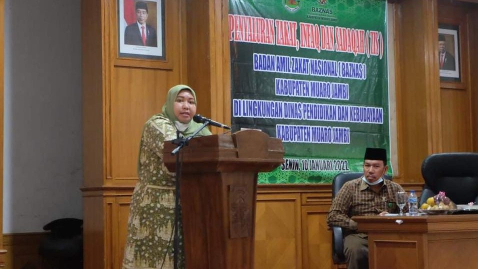 Bupati Masnah saat menghadiri pelaksanaan penyaluran zakat infaq shodaqoh