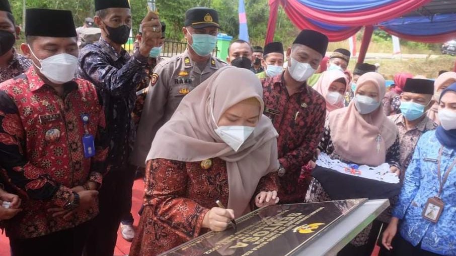 Bupati Masnah saat resmikan gedung Serba Guna Desa Suak Putat