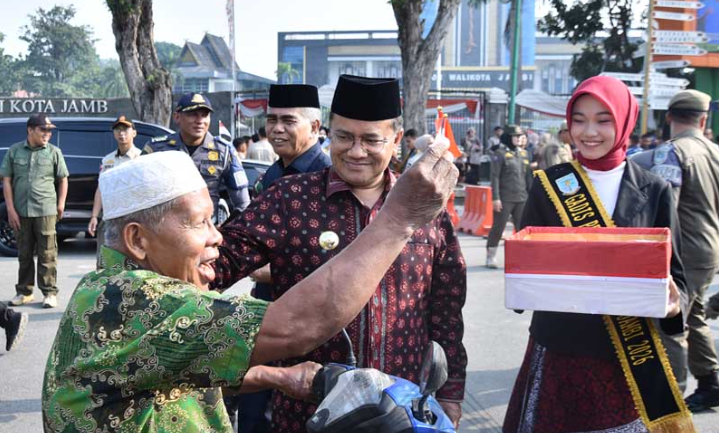 Wali Kota Maulana Bagikan 4.000 Bendera Merah Putih di Tugu Keris Siginjai