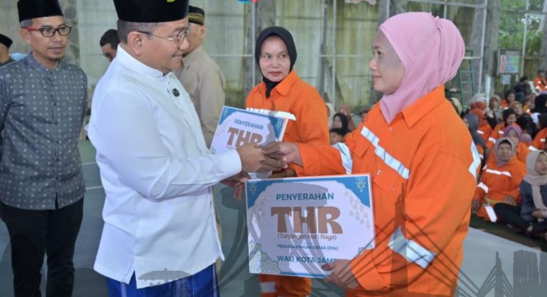 Maulana buka puasa bersama ribuan pahlawan kebersihan