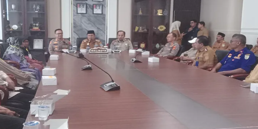 Pemerintah Kota Jambi menyalurkan bantuan tunai bagi 16 warga terdampak musibah