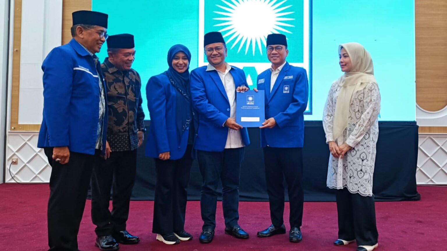 Penyerahan SK Ketua DPD PAN Kota Jambi oleh Wakil Ketua DPP PAN Yandri Susanto kepada Maulana