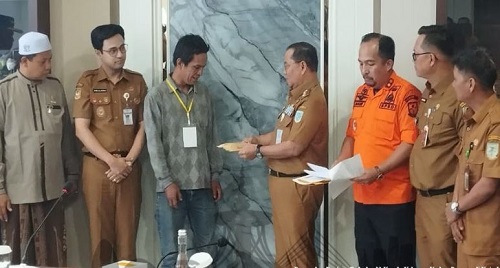 Wali Kota Maulana Serahkan Bantuan Sosial untuk 12 KK Korban Bencana